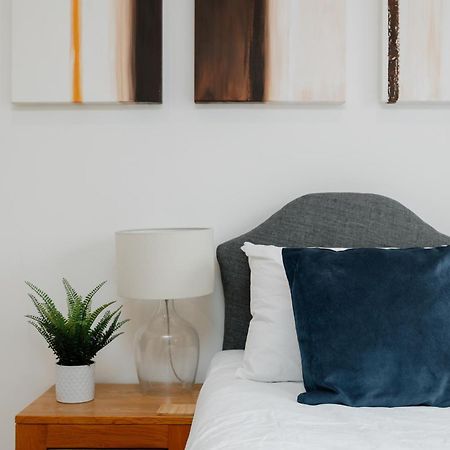 Starhost Residences - Central 3 Bed Apartment At Regents Court, Newbury Ньюбери Экстерьер фото