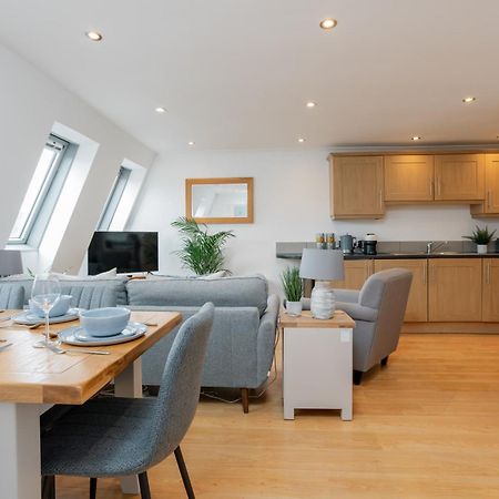 Starhost Residences - Central 3 Bed Apartment At Regents Court, Newbury Ньюбери Экстерьер фото
