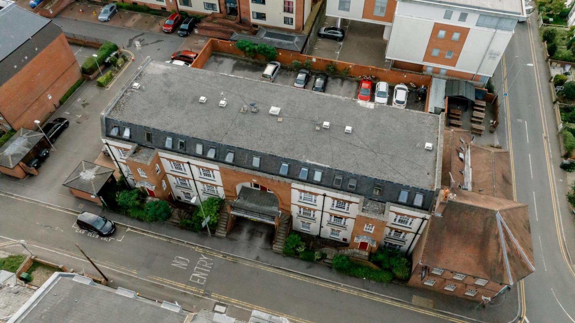 Starhost Residences - Central 3 Bed Apartment At Regents Court, Newbury Ньюбери Экстерьер фото