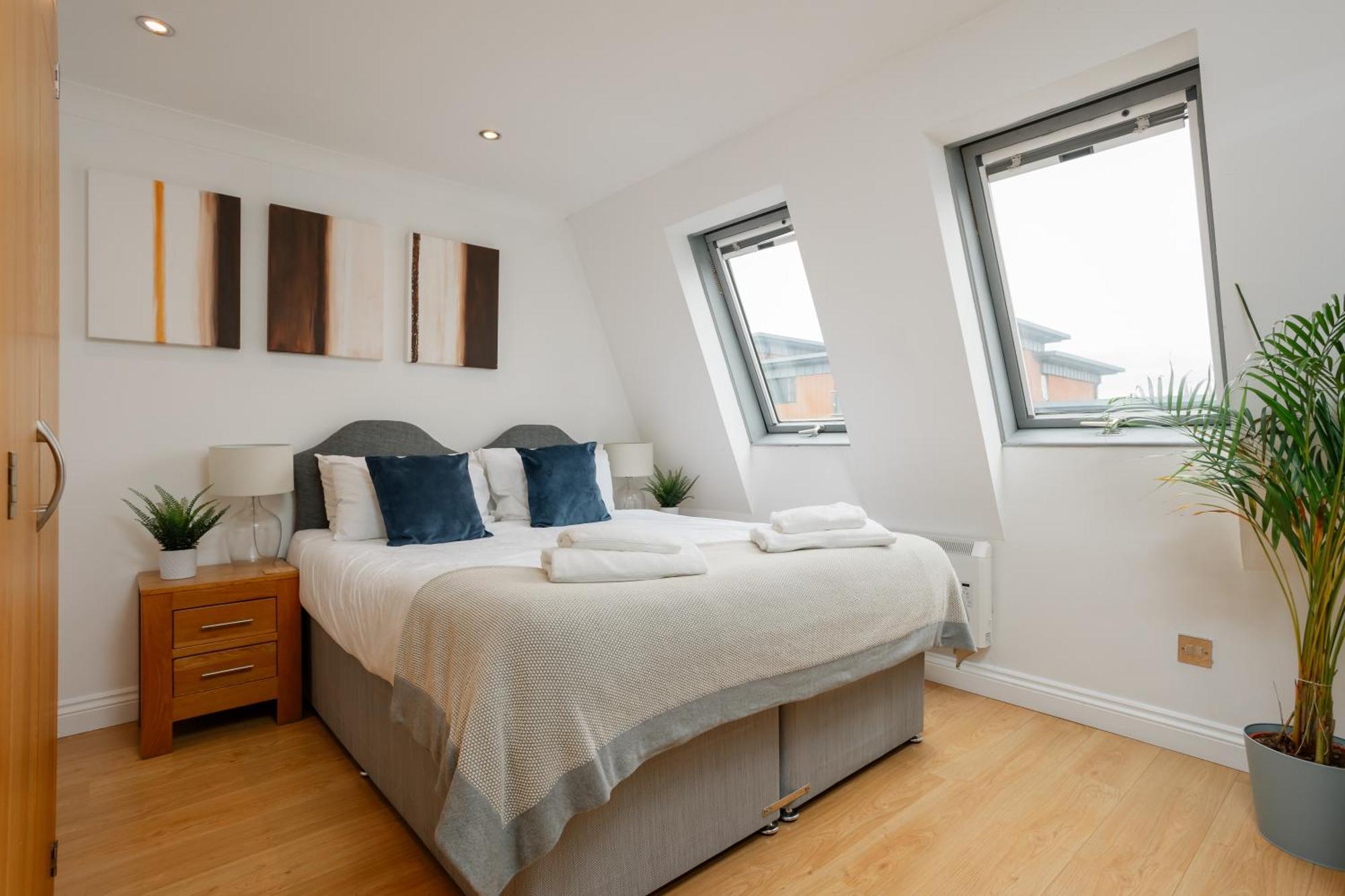 Starhost Residences - Central 3 Bed Apartment At Regents Court, Newbury Ньюбери Экстерьер фото