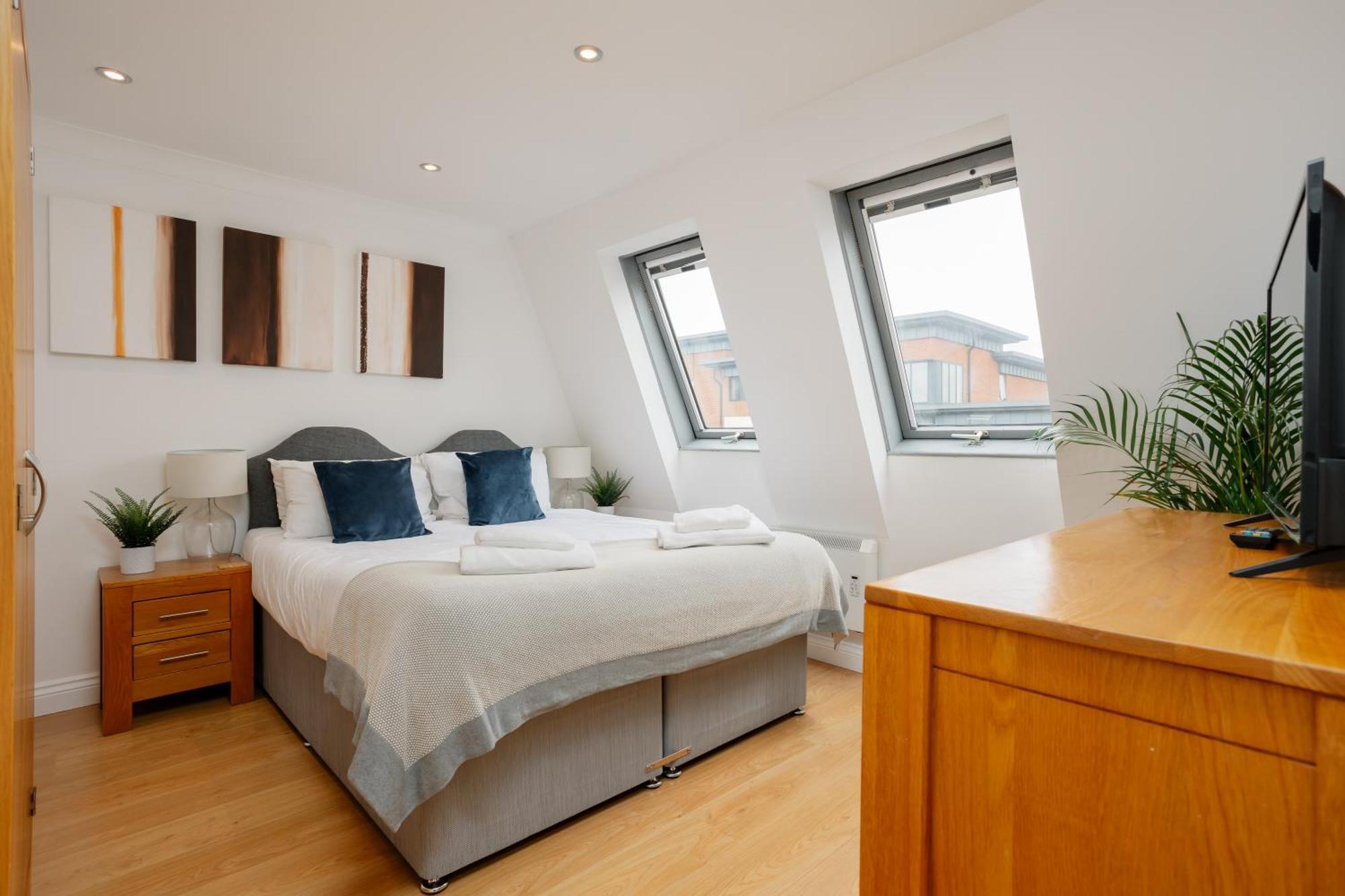 Starhost Residences - Central 3 Bed Apartment At Regents Court, Newbury Ньюбери Экстерьер фото