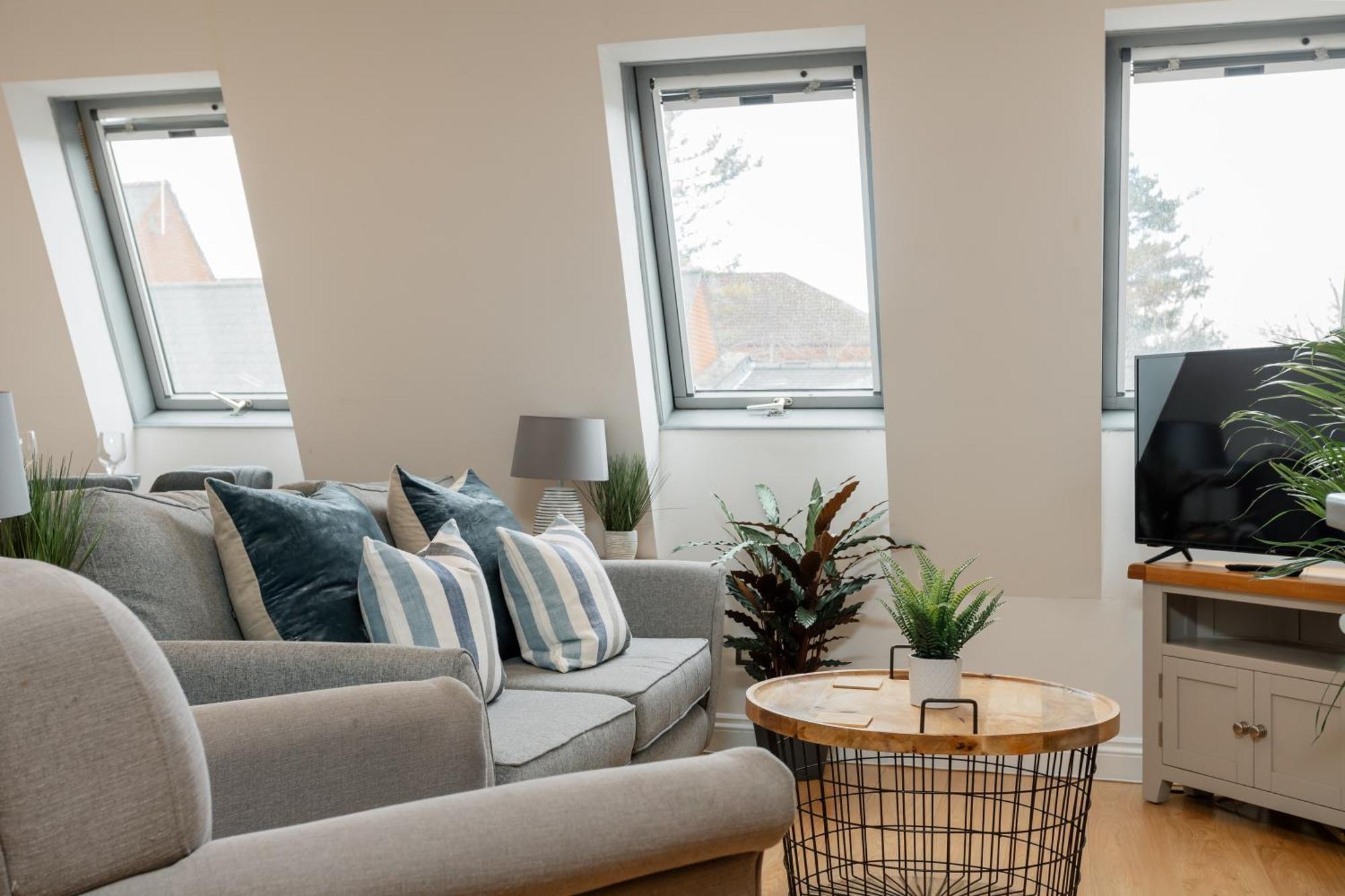Starhost Residences - Central 3 Bed Apartment At Regents Court, Newbury Ньюбери Экстерьер фото