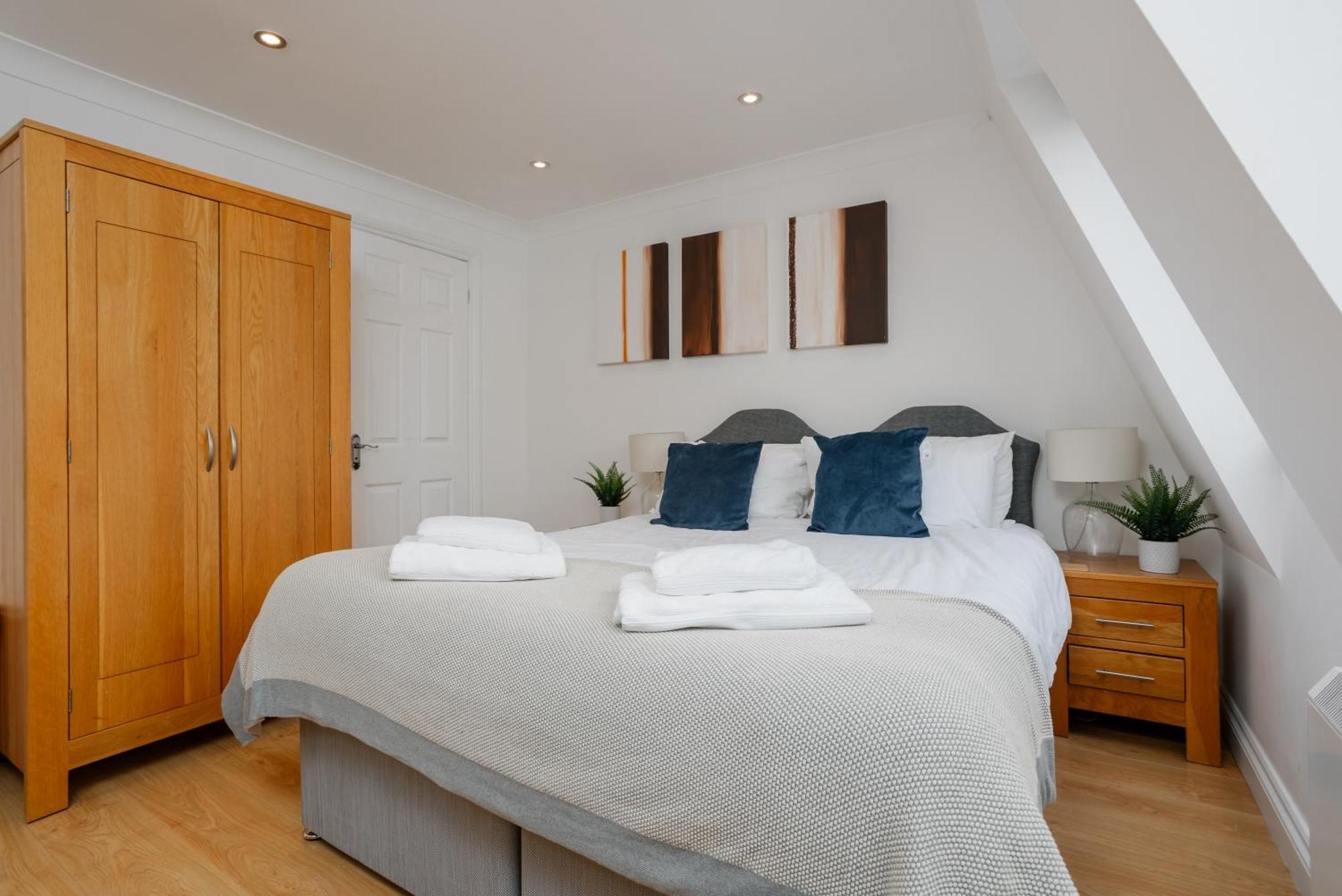 Starhost Residences - Central 3 Bed Apartment At Regents Court, Newbury Ньюбери Экстерьер фото
