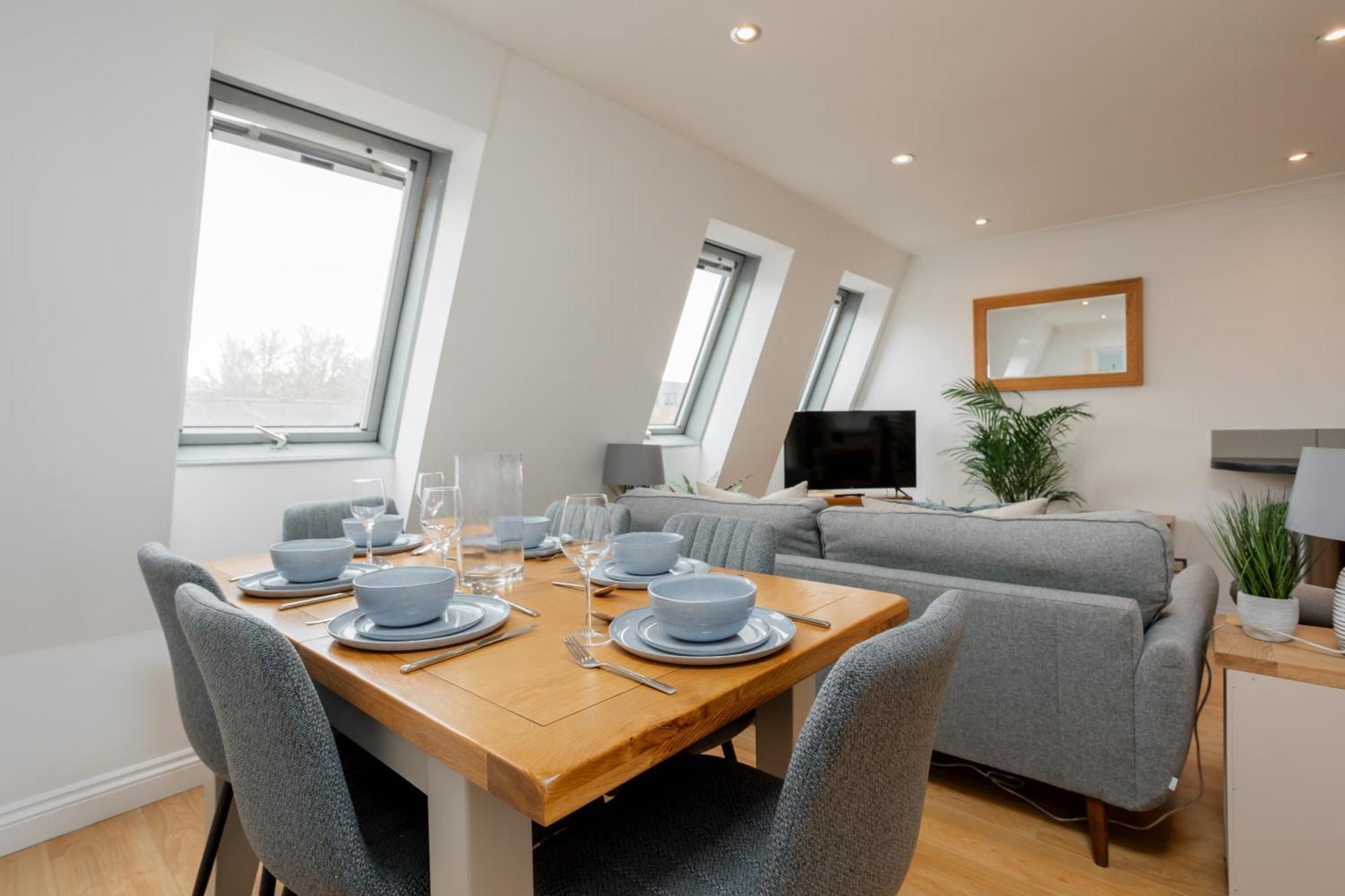 Starhost Residences - Central 3 Bed Apartment At Regents Court, Newbury Ньюбери Экстерьер фото