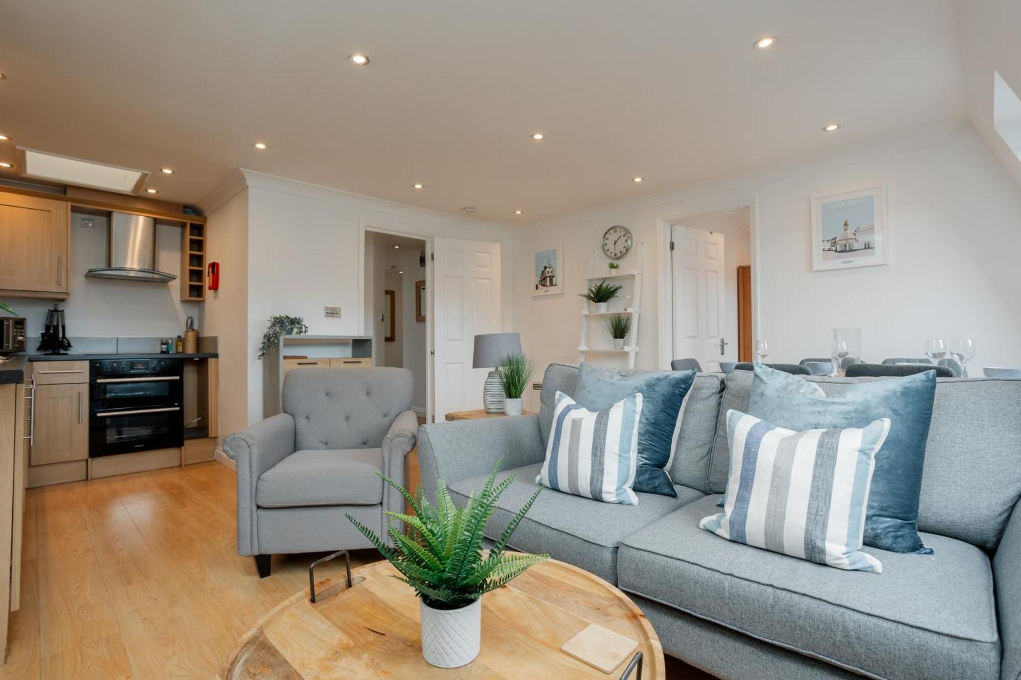 Starhost Residences - Central 3 Bed Apartment At Regents Court, Newbury Ньюбери Экстерьер фото