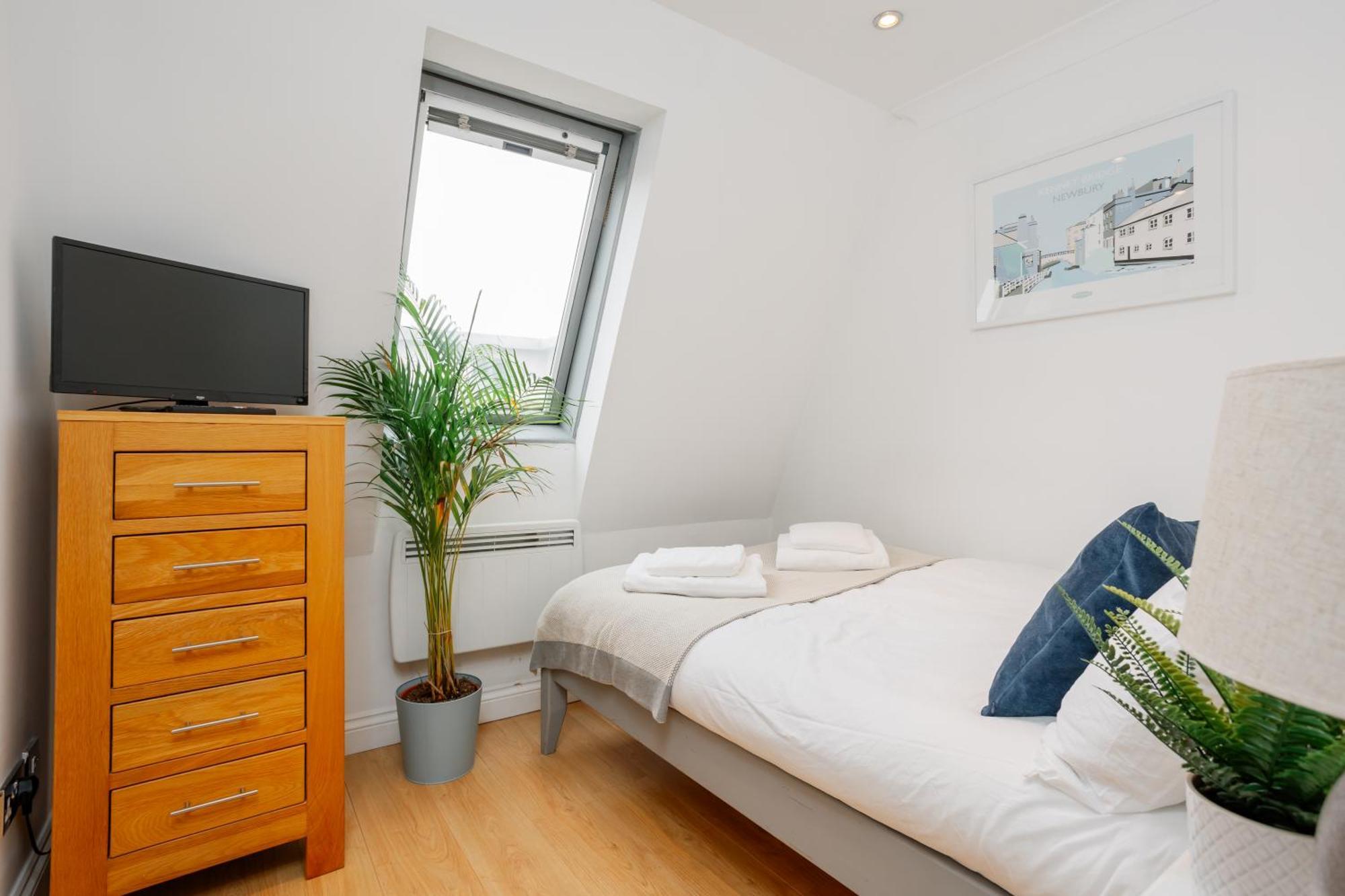 Starhost Residences - Central 3 Bed Apartment At Regents Court, Newbury Ньюбери Экстерьер фото
