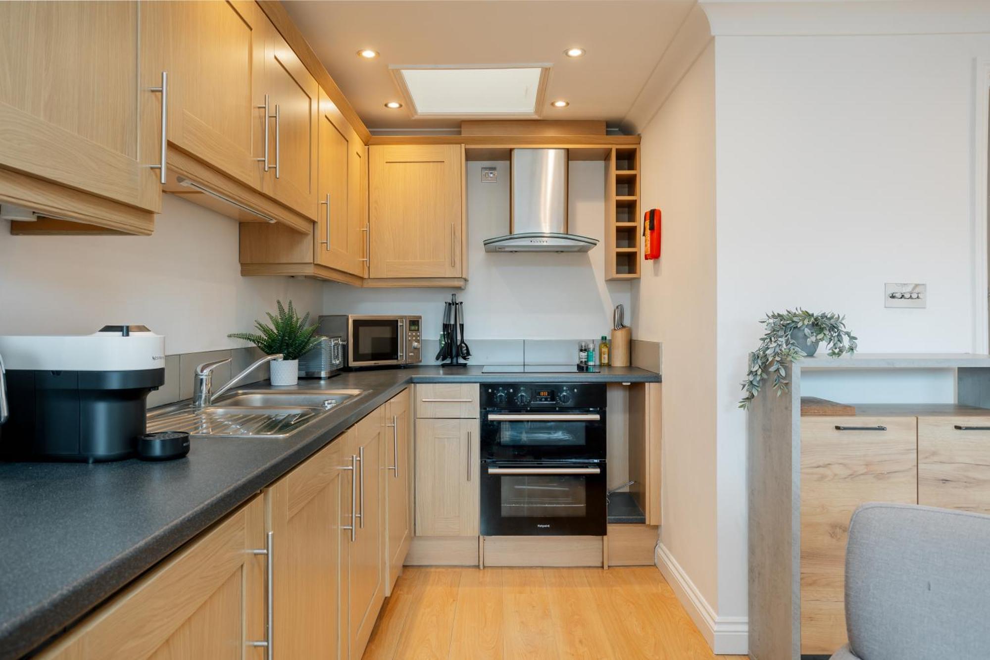 Starhost Residences - Central 3 Bed Apartment At Regents Court, Newbury Ньюбери Экстерьер фото