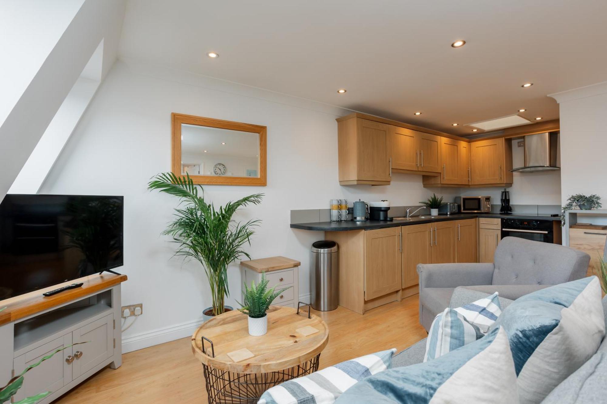 Starhost Residences - Central 3 Bed Apartment At Regents Court, Newbury Ньюбери Экстерьер фото