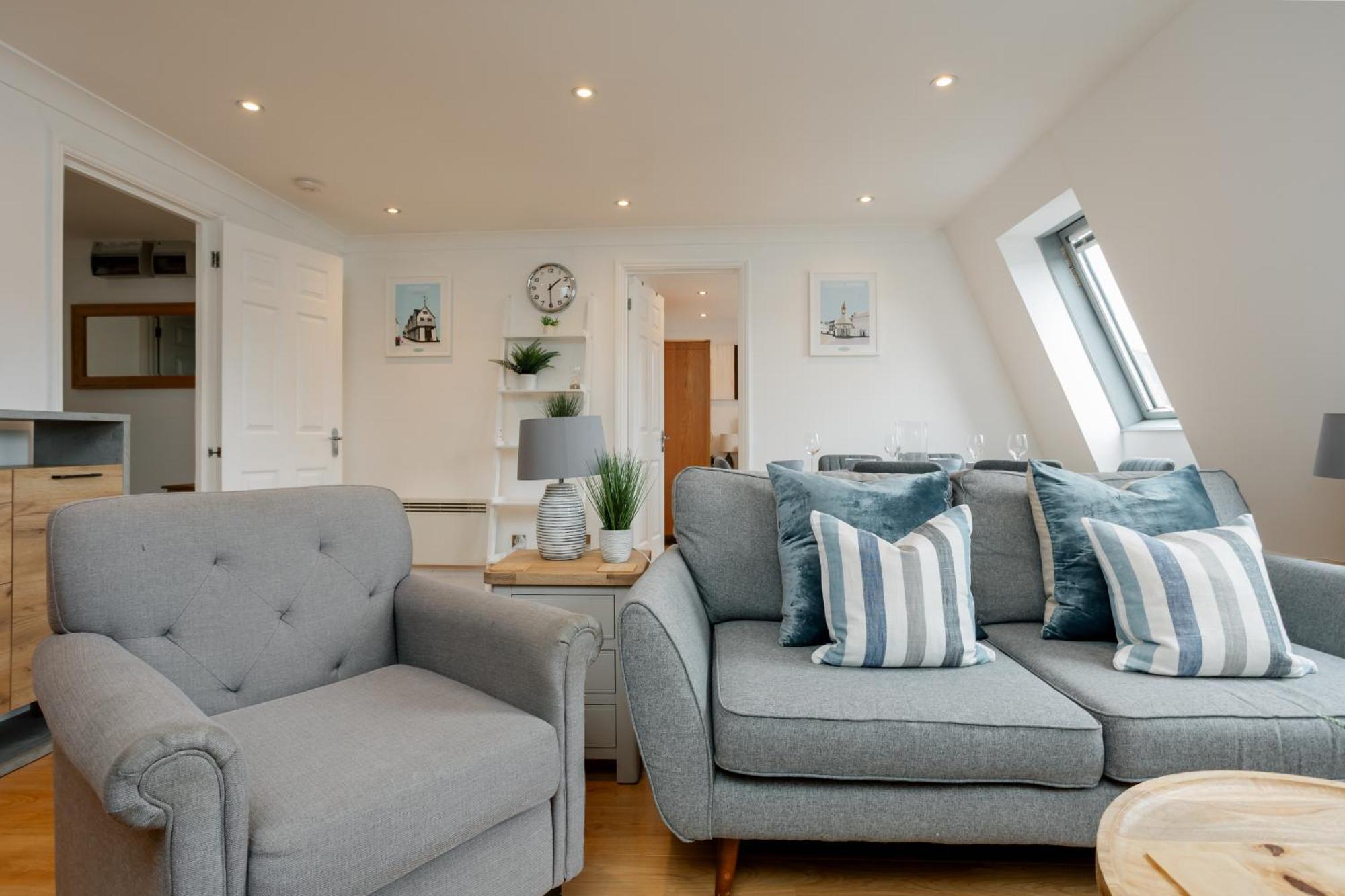 Starhost Residences - Central 3 Bed Apartment At Regents Court, Newbury Ньюбери Экстерьер фото