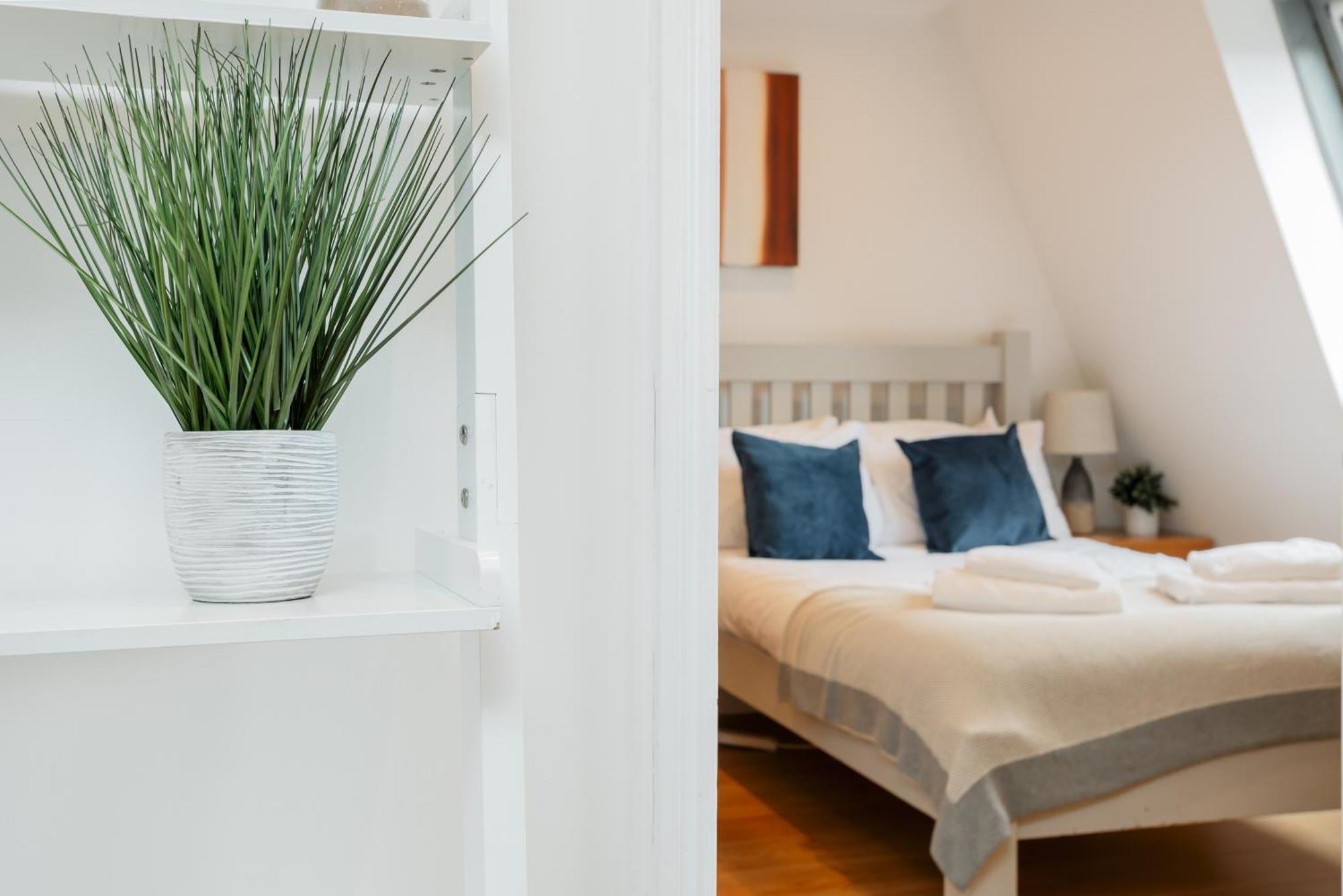 Starhost Residences - Central 3 Bed Apartment At Regents Court, Newbury Ньюбери Экстерьер фото