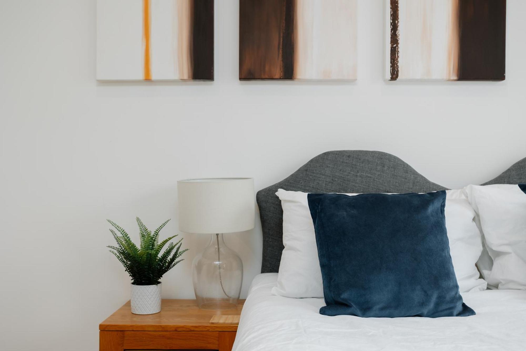 Starhost Residences - Central 3 Bed Apartment At Regents Court, Newbury Ньюбери Экстерьер фото