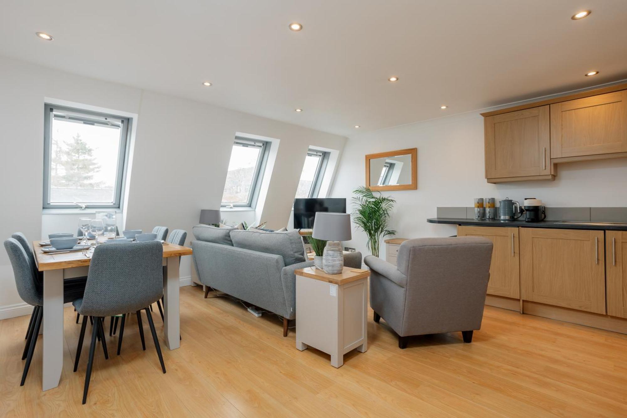 Starhost Residences - Central 3 Bed Apartment At Regents Court, Newbury Ньюбери Экстерьер фото
