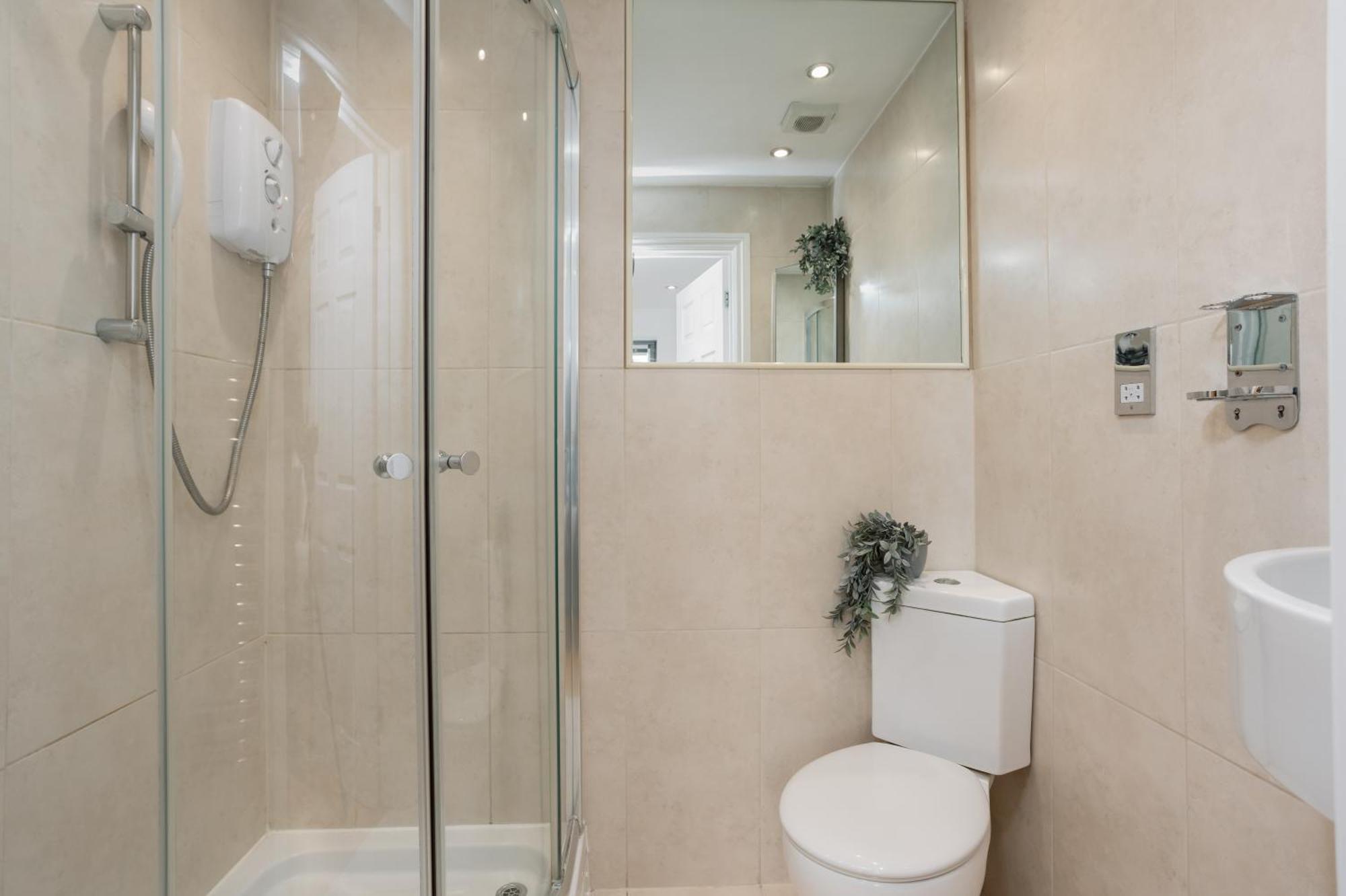 Starhost Residences - Central 3 Bed Apartment At Regents Court, Newbury Ньюбери Экстерьер фото