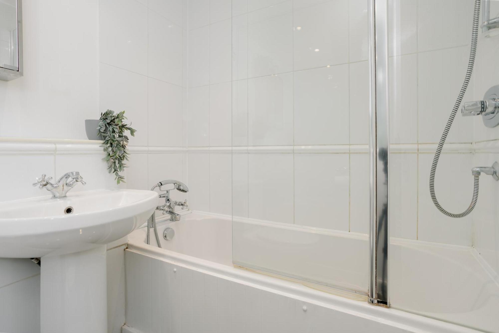 Starhost Residences - Central 3 Bed Apartment At Regents Court, Newbury Ньюбери Экстерьер фото