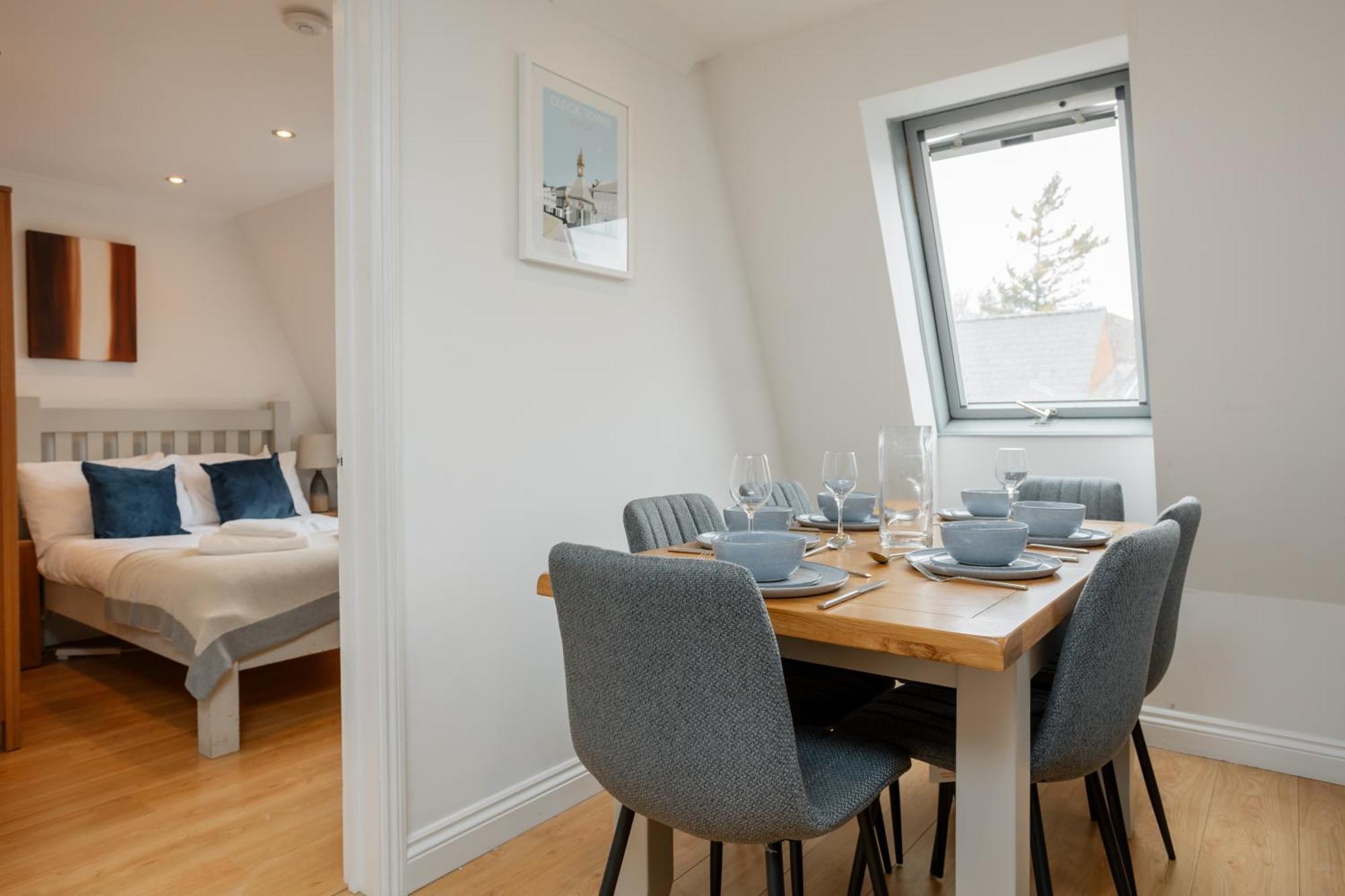 Starhost Residences - Central 3 Bed Apartment At Regents Court, Newbury Ньюбери Экстерьер фото