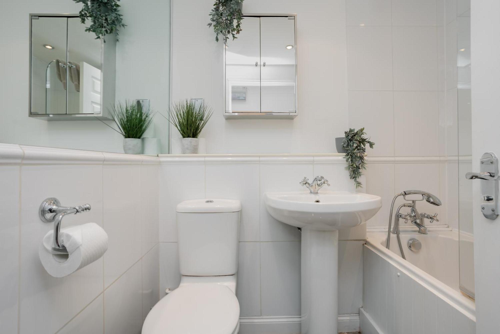 Starhost Residences - Central 3 Bed Apartment At Regents Court, Newbury Ньюбери Экстерьер фото