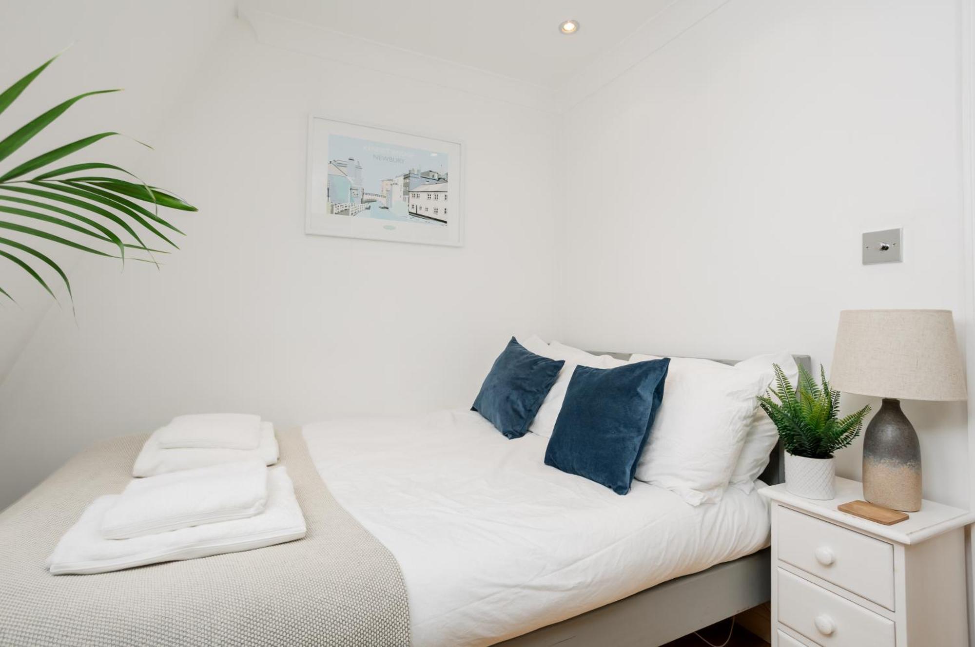 Starhost Residences - Central 3 Bed Apartment At Regents Court, Newbury Ньюбери Экстерьер фото